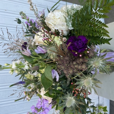 1_blue-and-white-vase-with-sea-holly